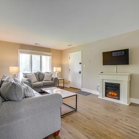 Renovated Munster Condo - 15 Mi To Lake Michigan!
